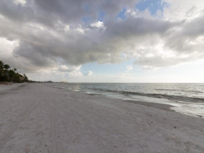 Гостиница Whitecap Condo Beachfront Splendor  Форт Майерс Бич